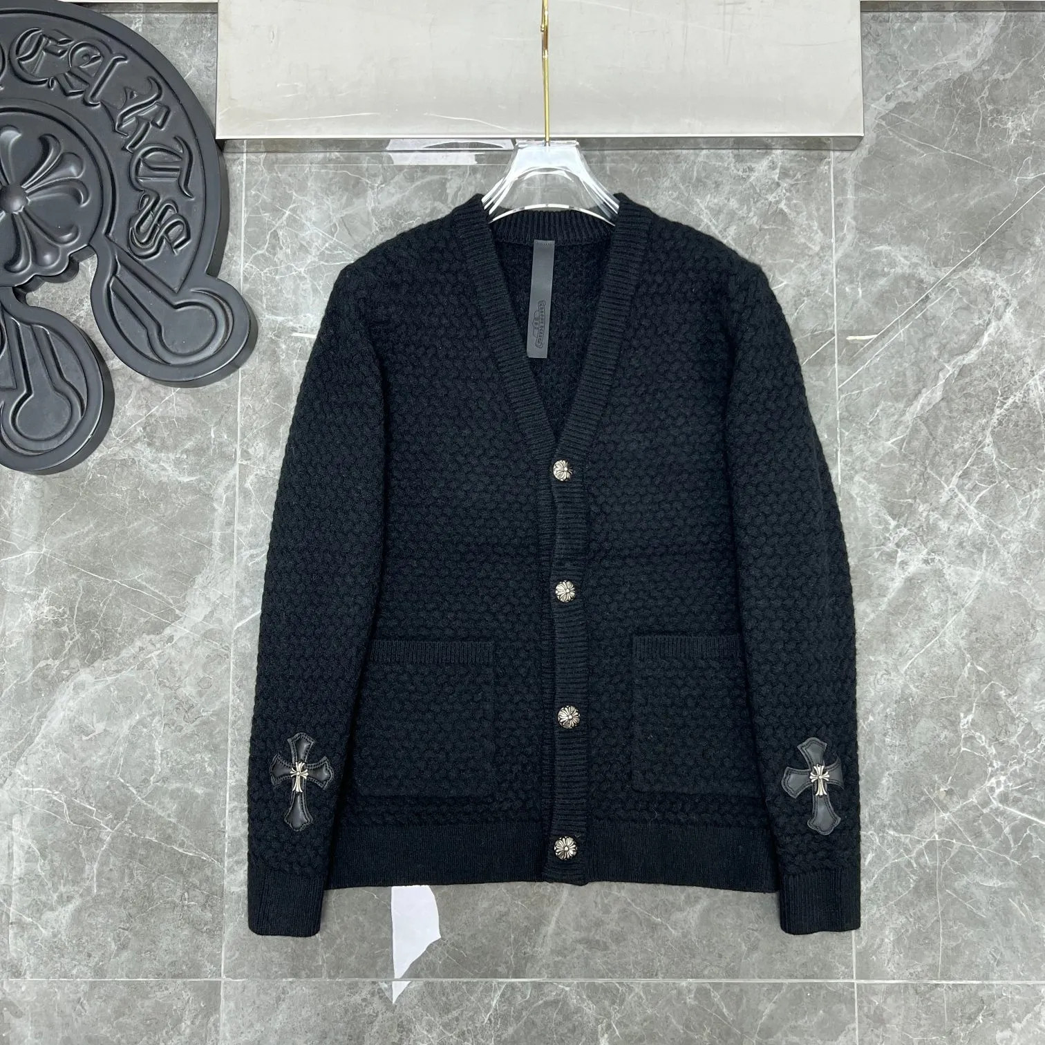 P300 Chrome Hearts 🍁Sweater series🍁 Autumn and winter Sanskrit cross V-neck cardigan sweater Selected high-quality wool blended knitted high-weight fabrics Heavy cross sheepskin leather crafts Customized silver-proof buckle ➕Three-dimensional Sanskrit embroidery Non-market ordinary version 🏷Three standards complete🏷 🌈Recommended colors: black white gray🌈
